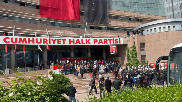 CHP Genel Merkezi'ne polis müdahalesi