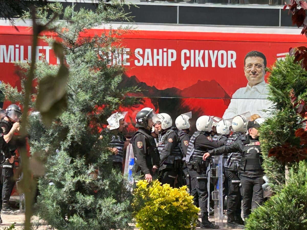 CHP Genel Merkezi'ne polis müdahalesi