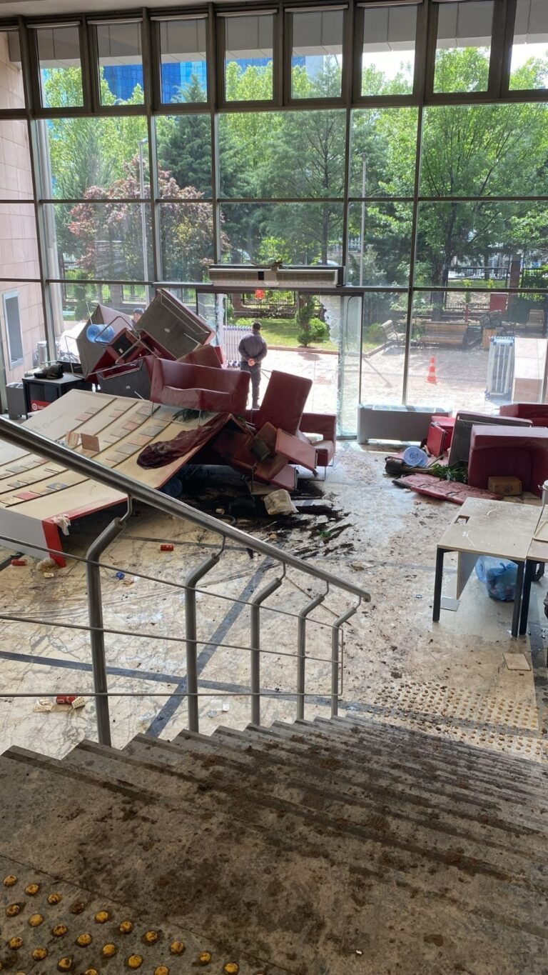 CHP Genel Merkezi'ne polis müdahalesi: Özgür Özel Meclis'e yürüyor