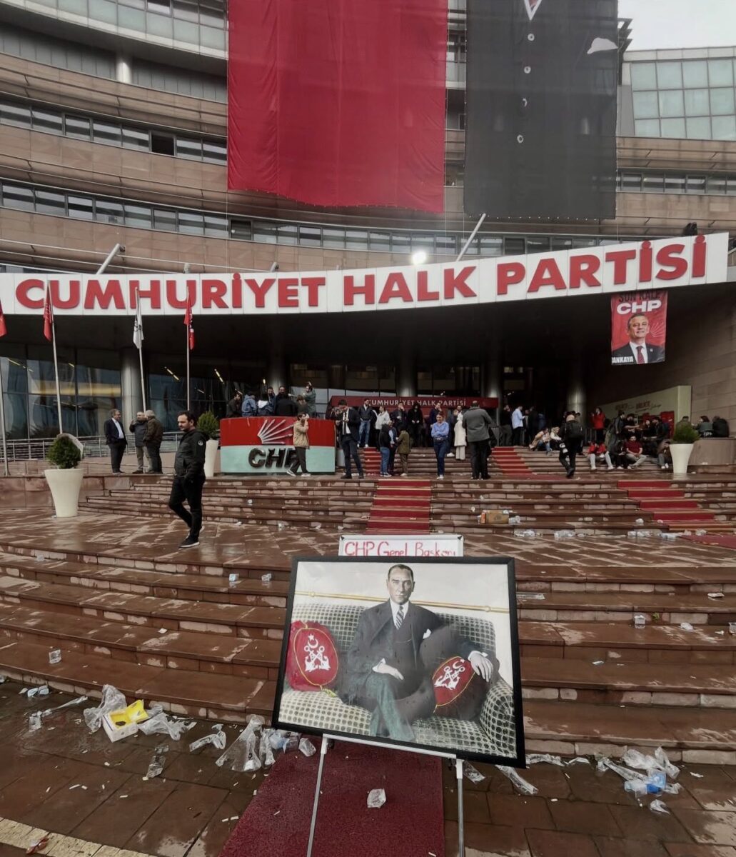 CHP Genel Merkezi'ne polis müdahalesi: Özgür Özel Meclis'e yürüyor