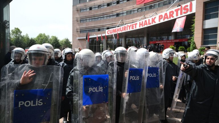 CHP Genel Merkezi'ne polis müdahalesi: Özgür Özel Meclis'e yürüyor