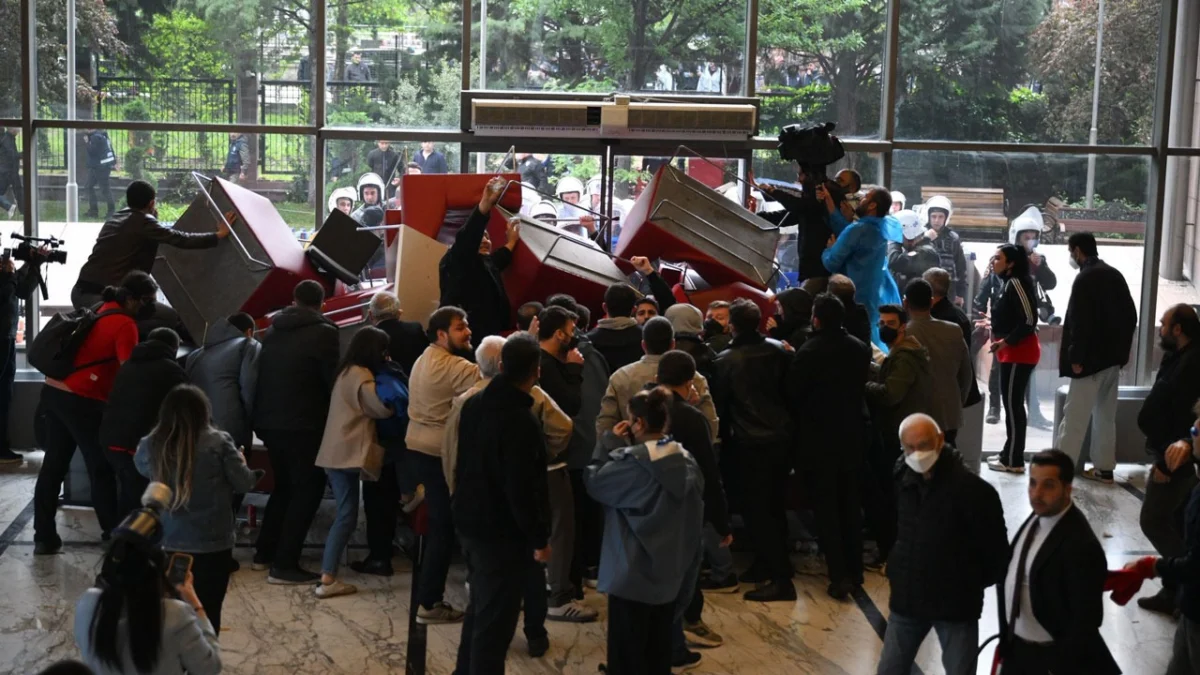 CHP Genel Merkezi'ne polis müdahalesi: Özgür Özel Meclis'e yürüyor