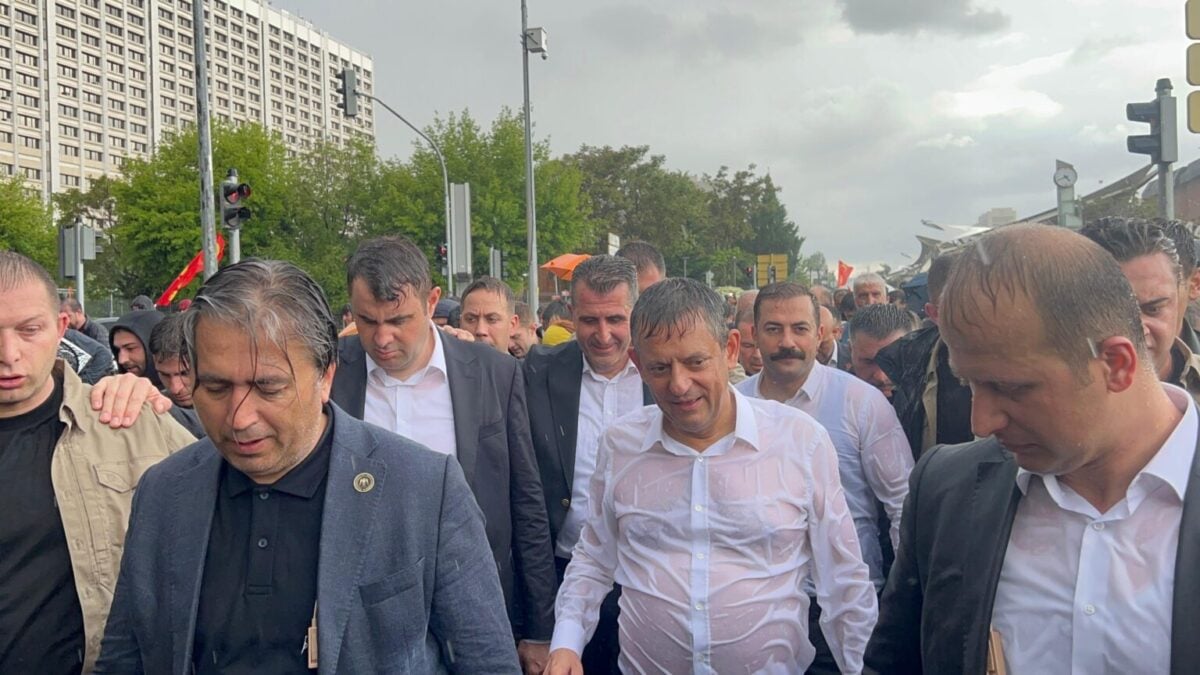 CHP Genel Merkezi'ne polis müdahalesi: Özgür Özel Meclis'e yürüyor