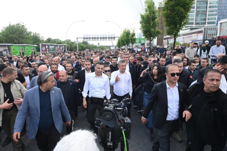 CHP Genel Merkezi'ne polis müdahalesi: Özgür Özel Meclis'e yürüyor