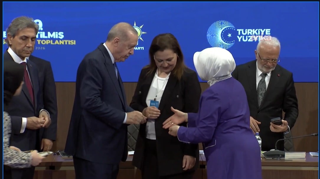 Burcu Köksal AKP'ye katıldı, Erdoğan rozetini taktı