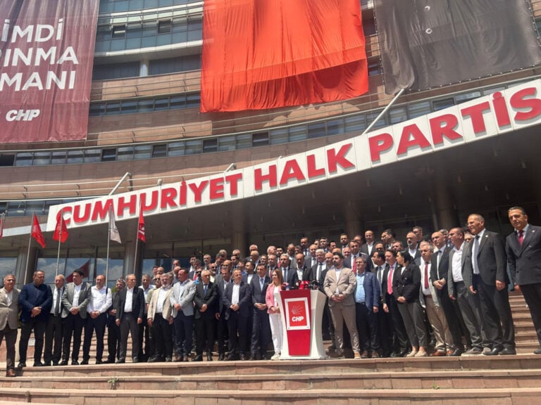 CHP’ye olağanüstü kurultay talebiyle 833 delegenin imzaları teslim edildi: Şimdi ne olacak?