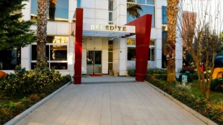 Seferihisar Belediyesi'ne operasyon