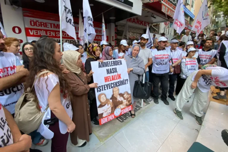 Açlık grevindeki öğretmenlere polis