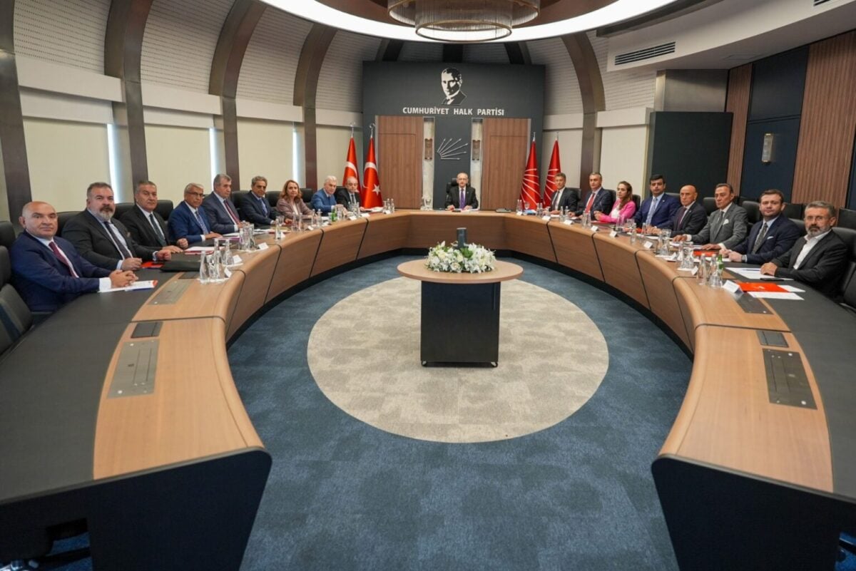 İkilik sürüyor: Atanmış CHP'de "arınma" ve olağan kurultay dönemi, seçilmiş CHP'ye disiplin suçlaması