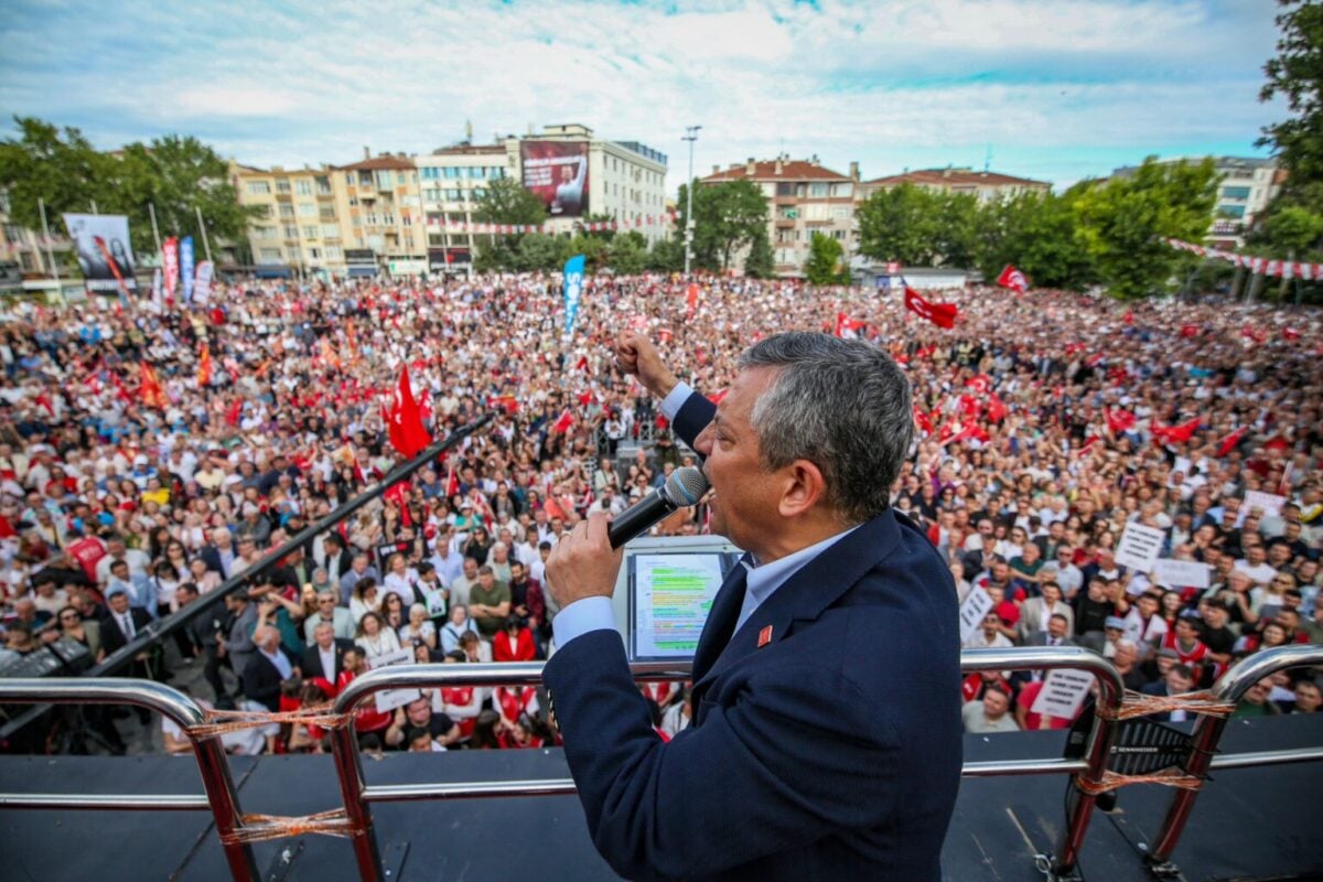Özgür Özel Lüleburgaz'da konuştu: "Esas mesele 'kayyum gidecek biz geleceğiz' değil, 'Tayyip gidecek biz geleceğiz' meselesidir