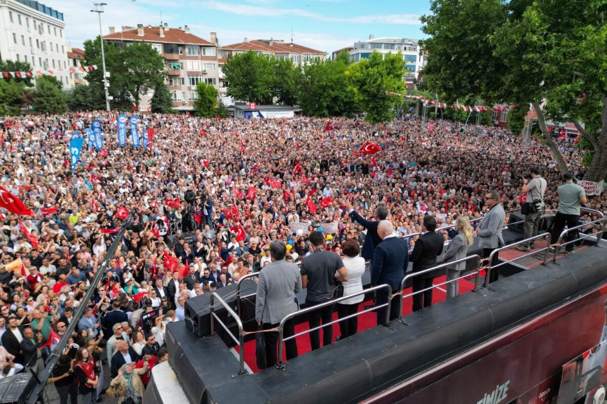 Özgür Özel Lüleburgaz'da konuştu: "Esas mesele 'kayyum gidecek biz geleceğiz' değil, 'Tayyip gidecek biz geleceğiz' meselesidir