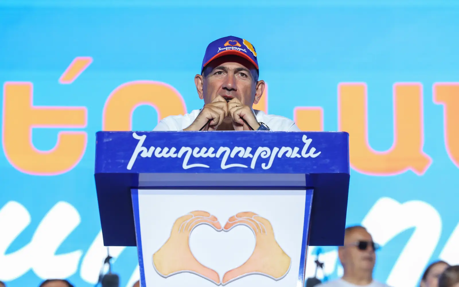 Ermenistan seçimlerini açık ara farkla Paşinyan’ın partisi k