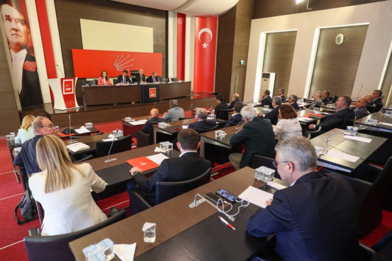 CHP’de ihraçlar