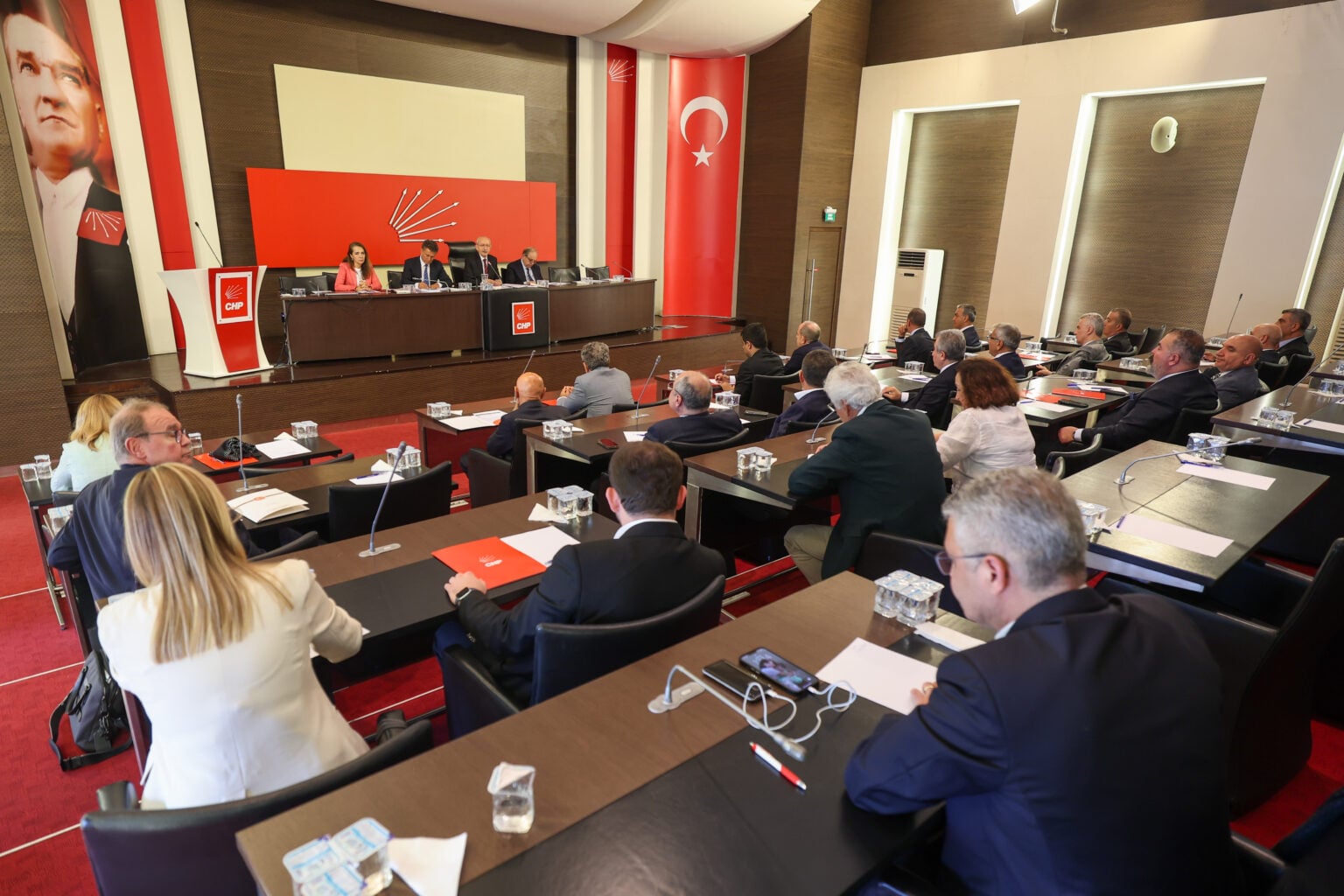 CHP’de ihraçlar ve istifalar gölgesinde ilk Parti 