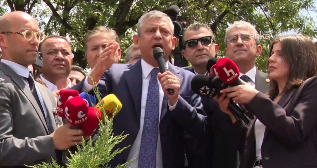 Özgür Özel TBMM kapısında