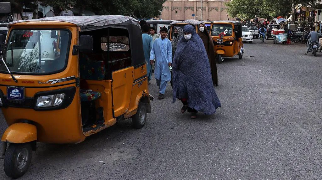 Afganistan’da kadınlar Taliban’a karşı sokakta: Başörtüsü zo