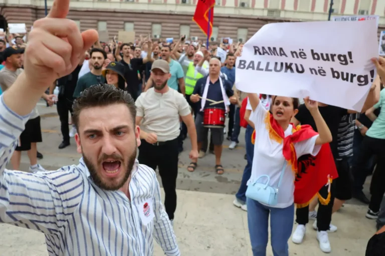Arnavutluk'ta Trump bağlantılı tatil köyü projesi protestolara yol açtı