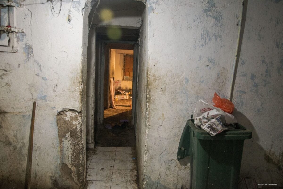 Deponun alt katında depoyu toplayıcıların kaldığı odalara bağlayan koridor ve yaşam alanı. (Fotoğraf: Serra Yedikardeş)
