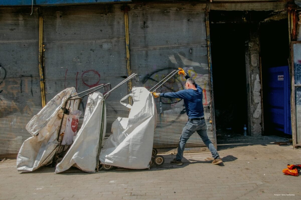 Hacı Çelik, deposunun önündeki çekçekleri düzenlerken. (Fotoğraf: Serra Yedikardeş)