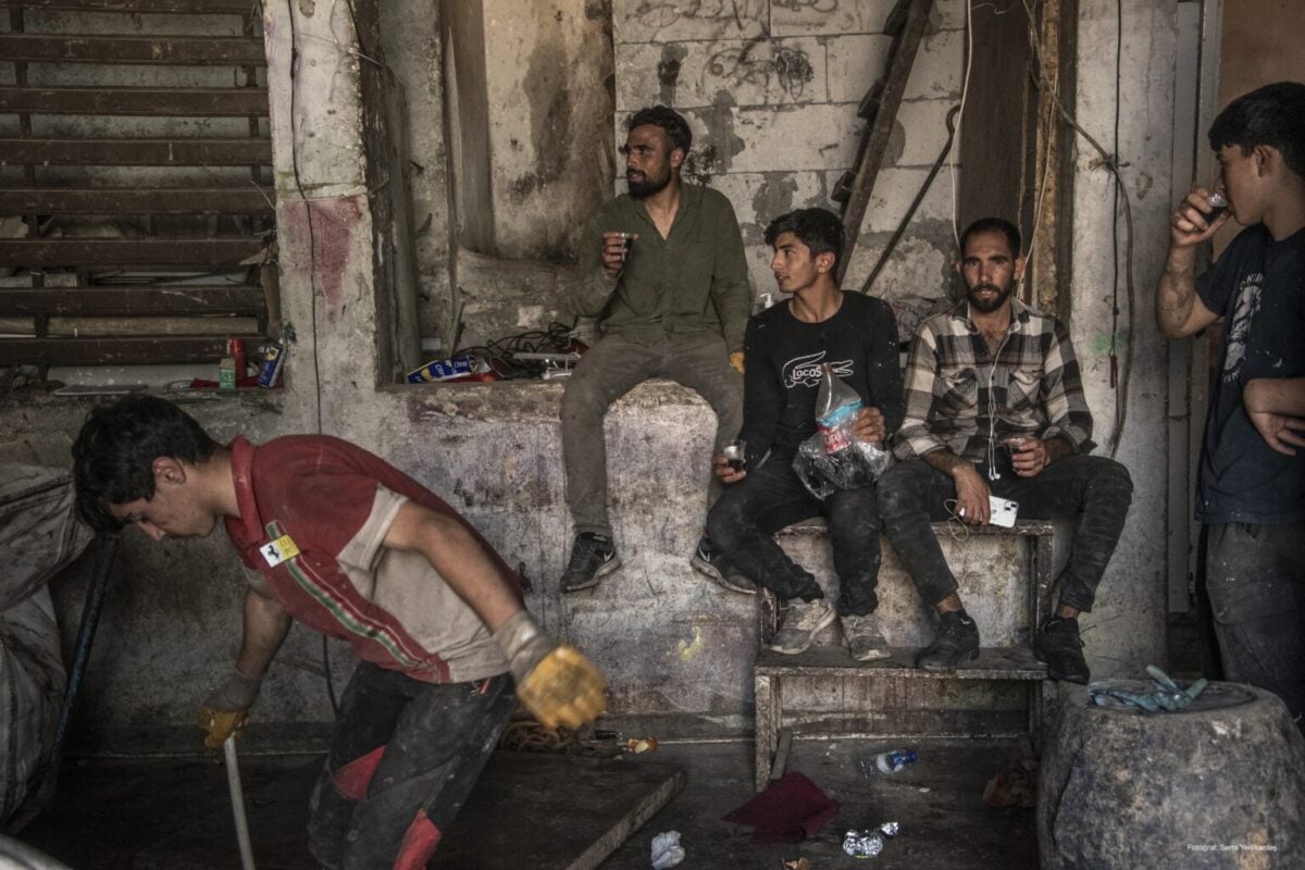 Geri dönüşüm toplayıcıları iş arasında atıştırmalık ve gazlı içecek yerken. (Fotoğraf: Serra Yedikardeş)