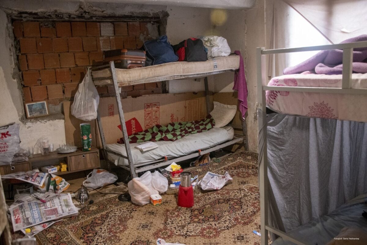 Deponun alt katında depoyu toplayıcıların kaldığı odalara bağlayan koridor ve yaşam alanı. (Fotoğraf: Serra Yedikardeş)