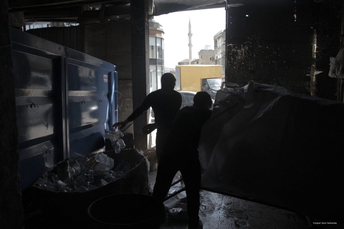 Geri dönüşüm işçileri Fikirtepe’de bir depoda evsel geri dönüşüm atıklarını ayrıştırıyor. (Fotoğraf: Serra Yedikardeş)