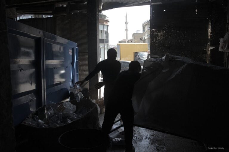 Geri dönüşüm işçileri Fikirtepe’de bir depoda evsel geri dönüşüm atıklarını ayrıştırıyor. (Fotoğraf: Serra Yedikardeş)