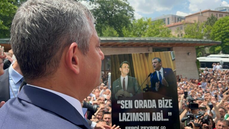 Özgür Özel TBMM kapısında
