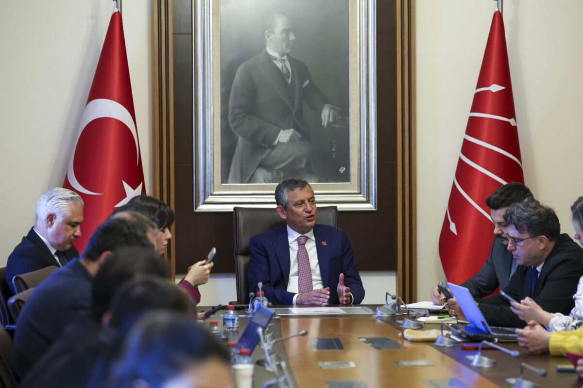 Özgür Özel gazetecilerle bir araya geldi: "İmamoğlu'na genel başkanlık teklif ettiler"