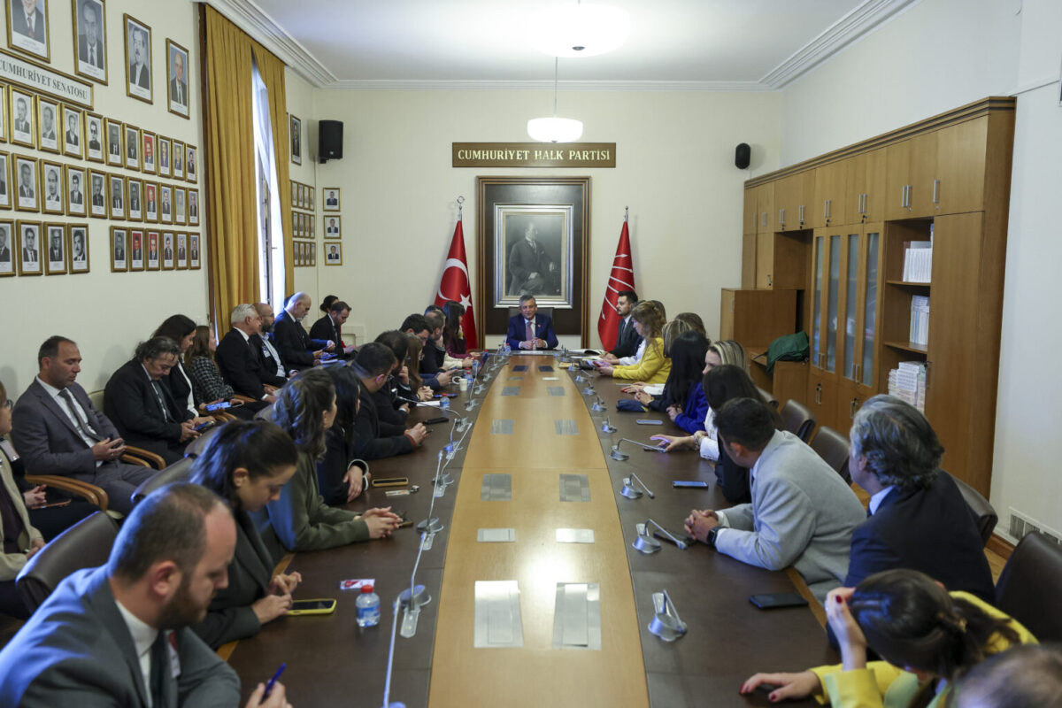 Özgür Özel gazetecilerle bir araya geldi: "İmamoğlu'na genel başkanlık teklif ettiler"