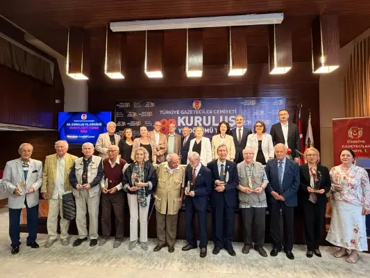 Türkiye Gazeteciler Cemiyeti’nin (TGC) 80’inci, Basın Müzesi’nin ise 38’inci kuruluş yıldönümü törenle kutlandı. Törende, cemiyete 1959 ile 1966 yılları arasında katılan 28 kıdemli gazeteciye Onur Plaketi takdim edildi.