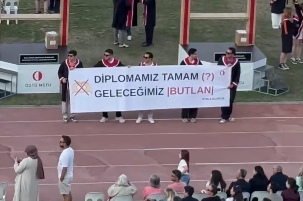 ODTÜ'de gelenek bozulmadı: Pankartlarla Türkiye gündemi
