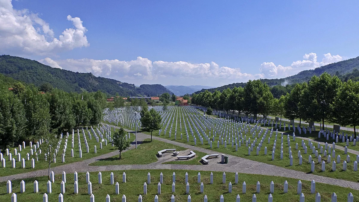 Tarık Çelenk yazdı: Srebrenitsa'nın tohumları bir milleti inşa ederken