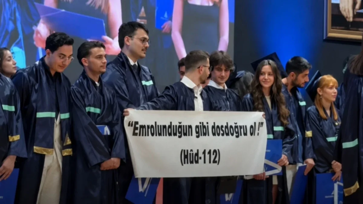 Yeditepe Üniversitesi'nde ayetli pankart