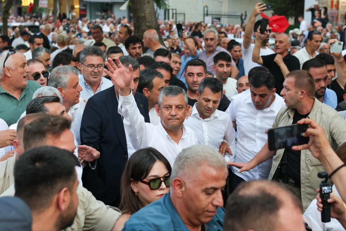Yeni Parti yeni olabilecek mi?, Özgür Özel hakkında üç