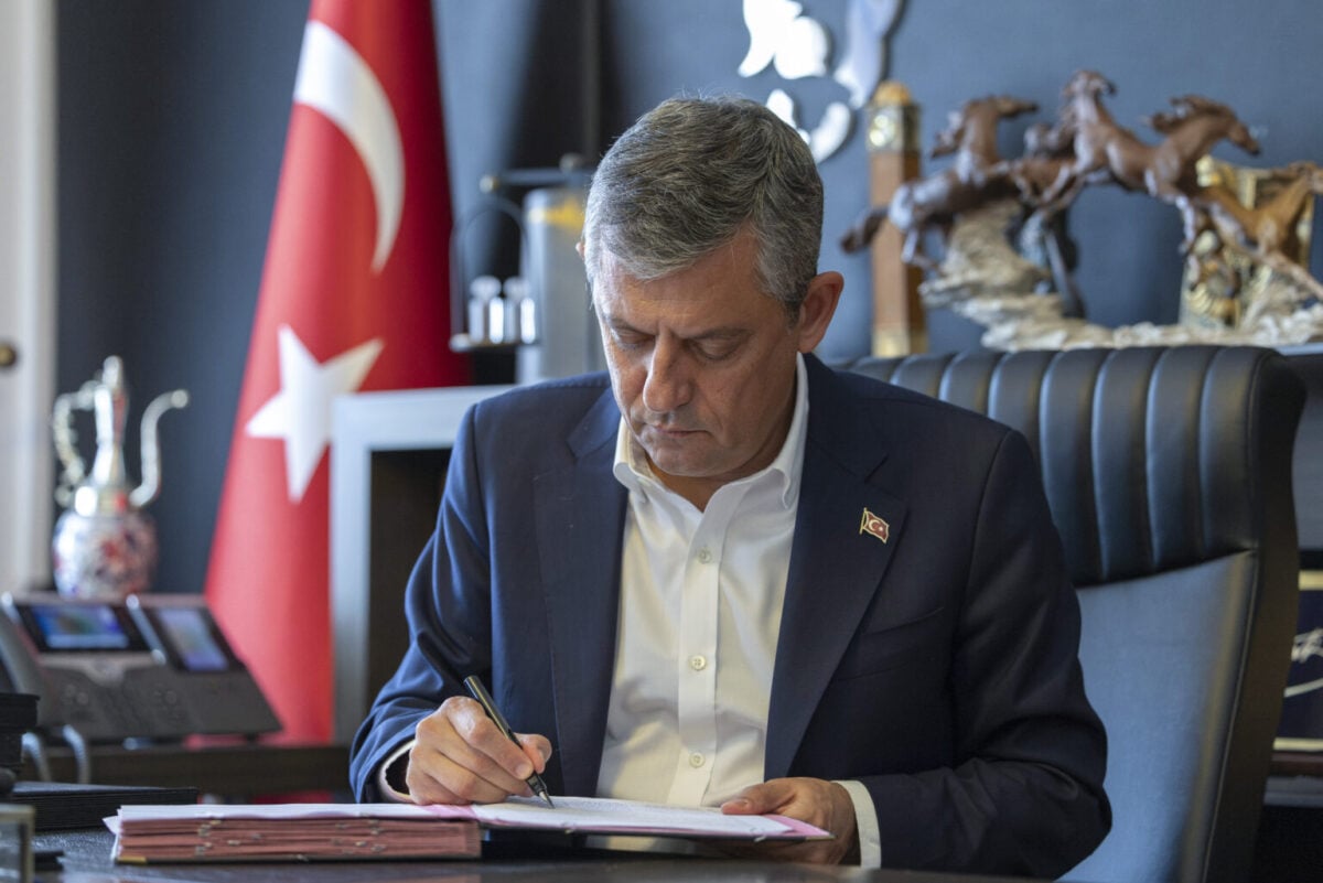 Tarık Çelenk yazdı: CHP'ye "Kurtarın bizi"nden, Özel'e "Kurtar bizi"ne