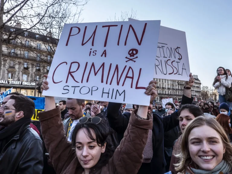 Russian dissidents say the social contract collapsed under Putin 1