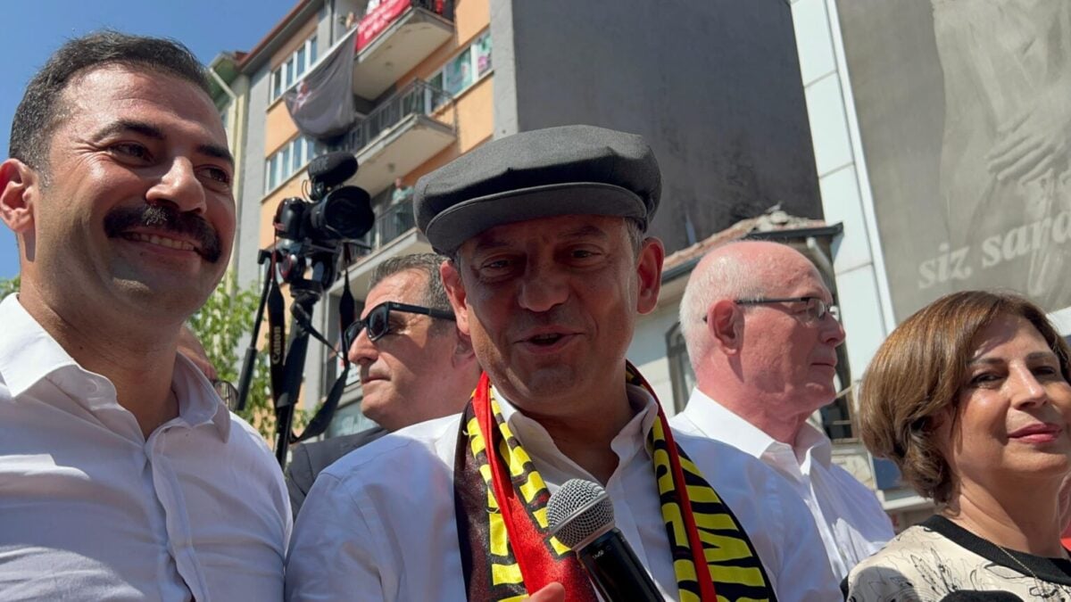 Özgür Özel Eskişehir'de: Grup toplantısında NATO mesajlarını verdi, sokağa dökülüp yine bankın üstünde konuştu
