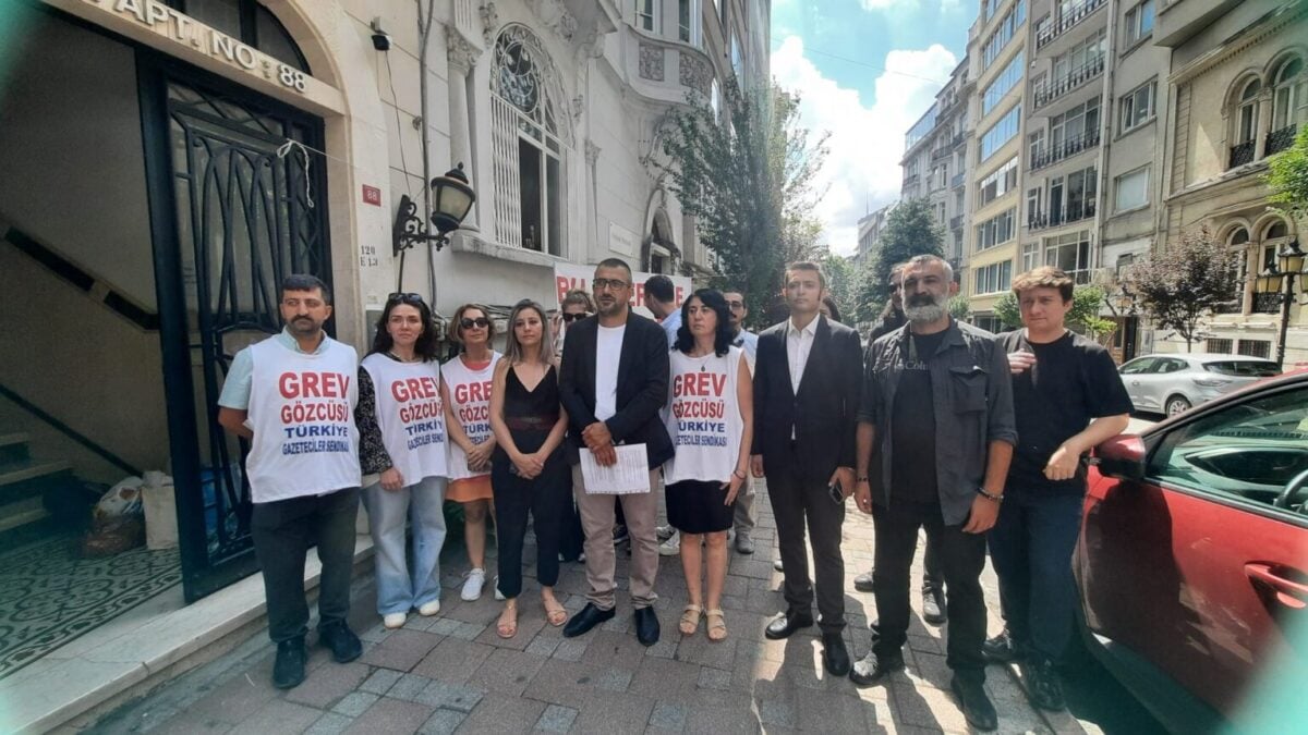 AFP Türkiye'de grev beşinci gününde: Gazeteciler "insanca ücret" talebiyle direniyor