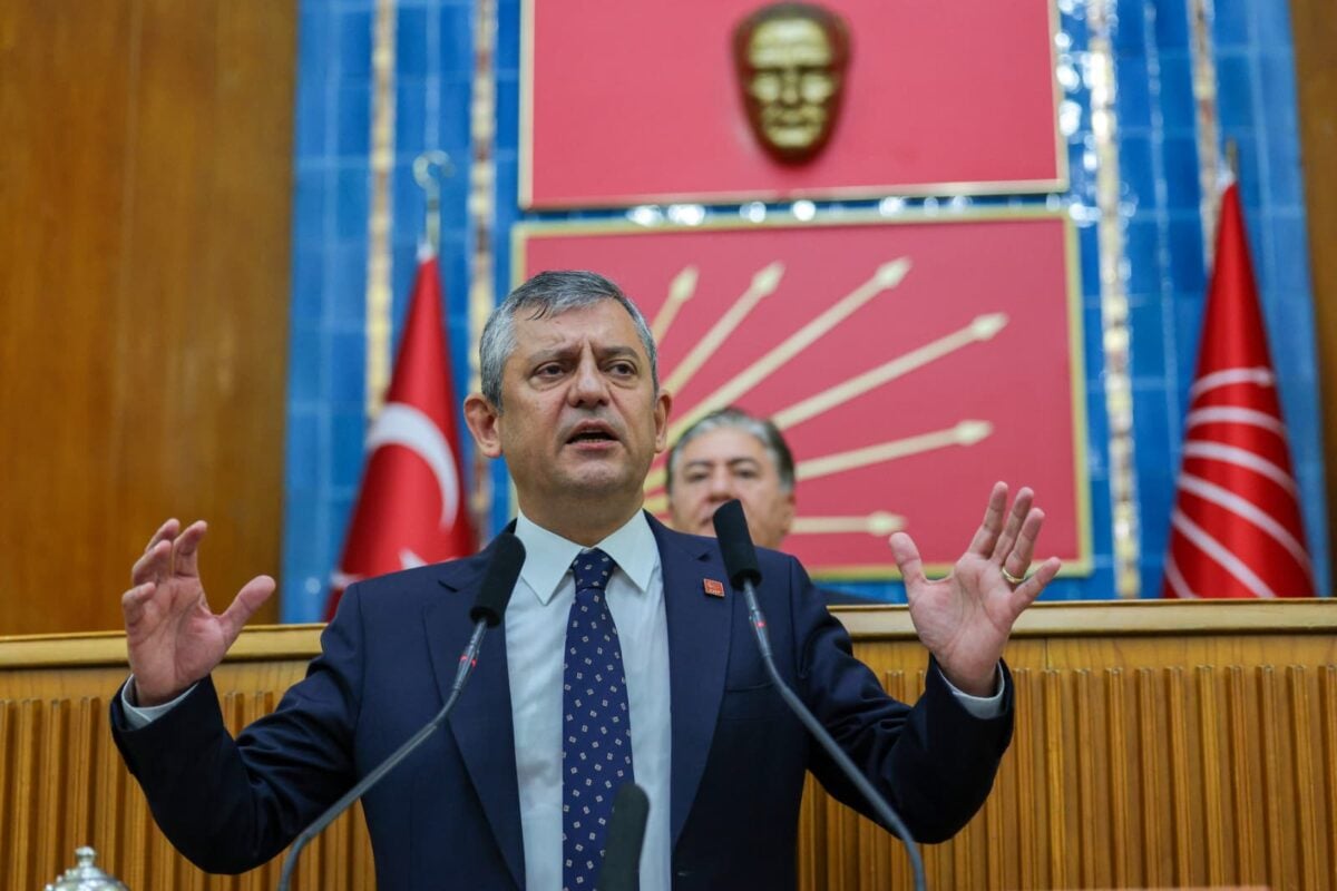Özgür Özel'den CHP grup kürsüsüne veda: "Milletvekillerimizle yeni partiyi kuruyoruz, açık ara farklı ana muhalefet partisi oluyoruz"