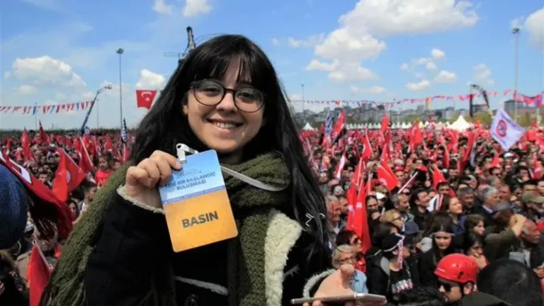 T24 editörü Buse Söğütlü