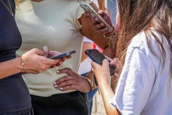 Fransa 15 yaş altına sosyal medya yasağı getiren ilk Avrupa Birliği ülkesi oldu