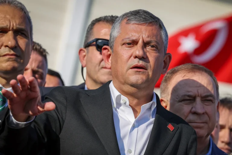 Özgür Özel ve ekibinden