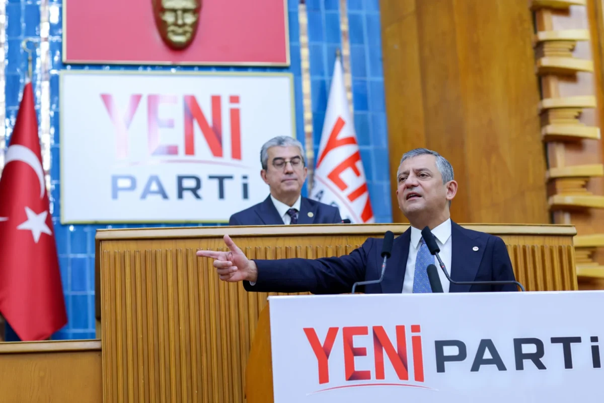 Özgür Özel yeni rozetiyle ilk kez Meclis’te