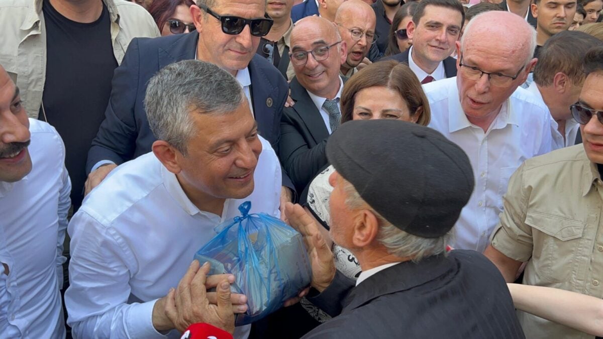 Özgür Özel Eskişehir'de: Grup toplantısında NATO mesajlarını verdi, sokağa dökülüp yine bankın üstünde konuştu