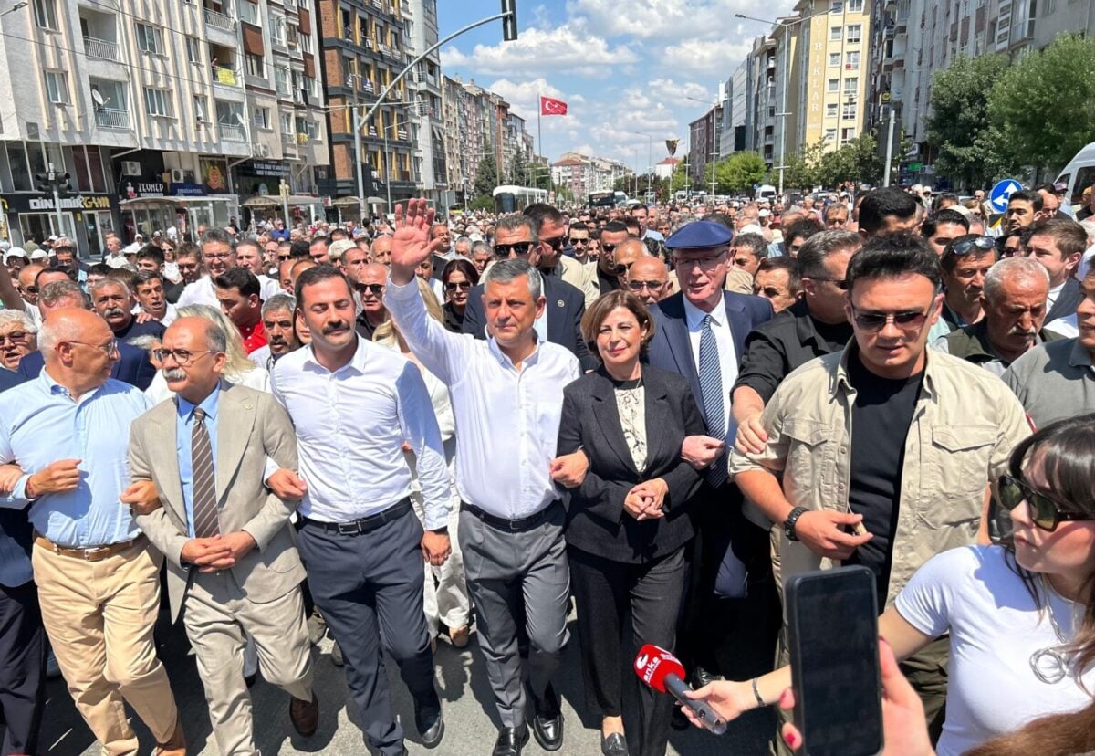Özgür Özel Eskişehir'de: Grup toplantısında NATO mesajlarını verdi, sokağa dökülüp yine bankın üstünde konuştu