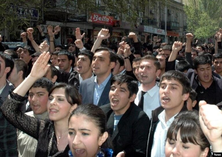 Otoriterlik gençliği