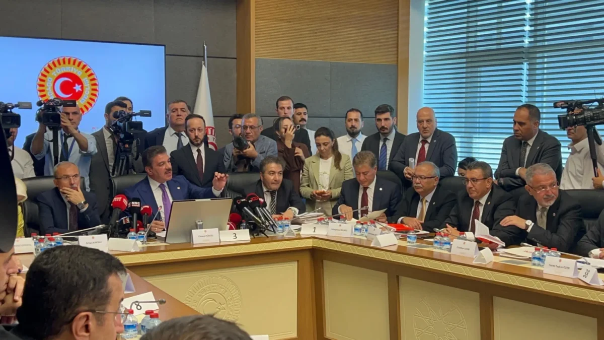 Çerçeve yasa komisyonda: Meclis mesaisi gerginlikle başladı