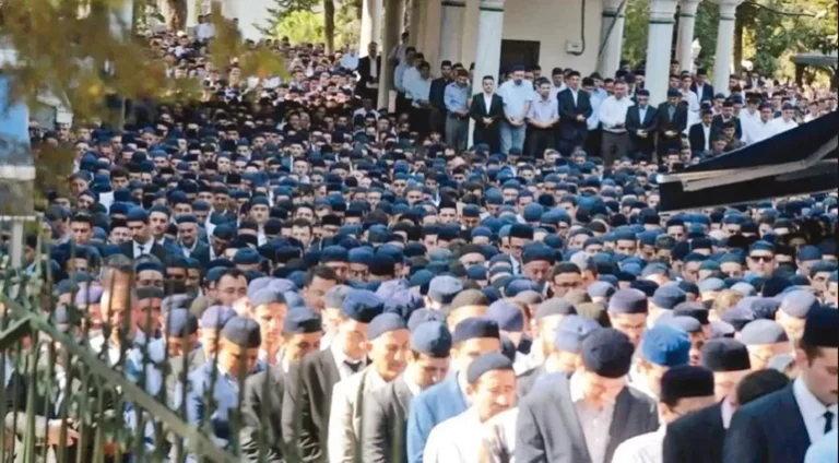 Alihan Kuriş'in mavi takkeliler