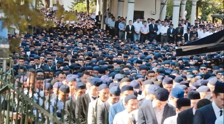 Alihan Kuriş'in mavi takkeliler